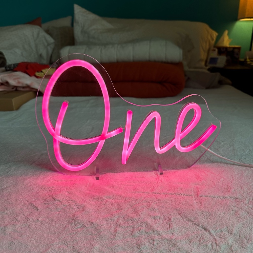 Neon sign “One” in pink neon